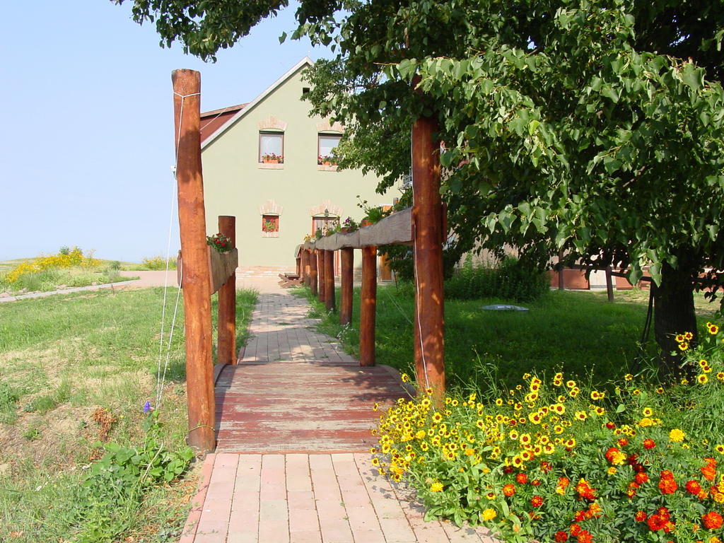 Totvar Lovas Szallashely Kovagotottos Exterior photo
